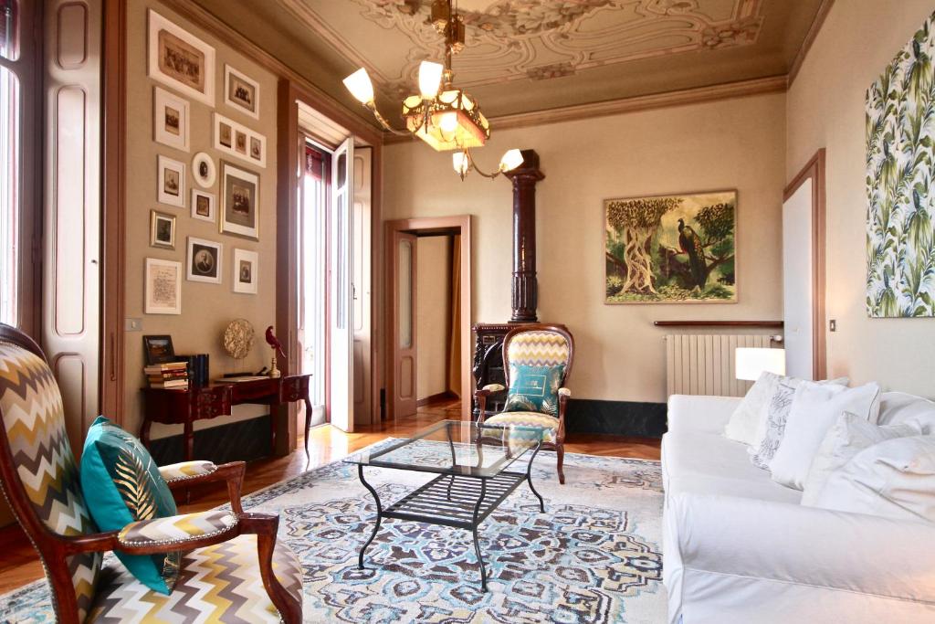 Cadegliano ViconagoVilla Farinelli的客厅配有白色的沙发和桌子