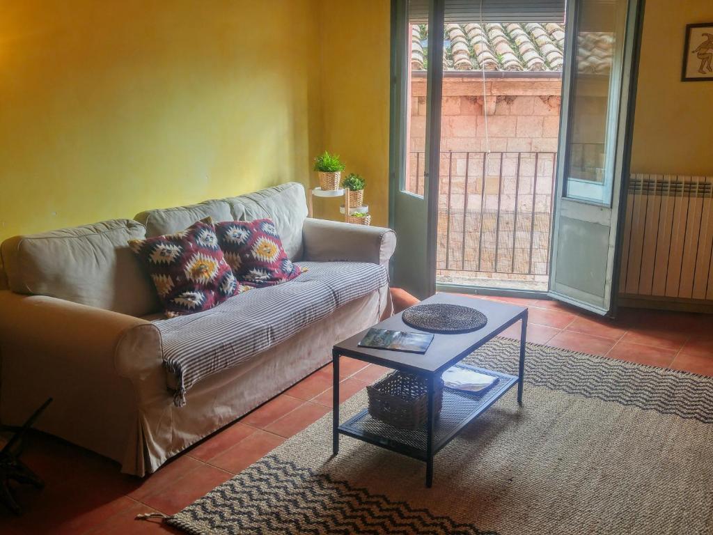 贝萨卢萨达乐罗公寓的客厅配有沙发和桌子
