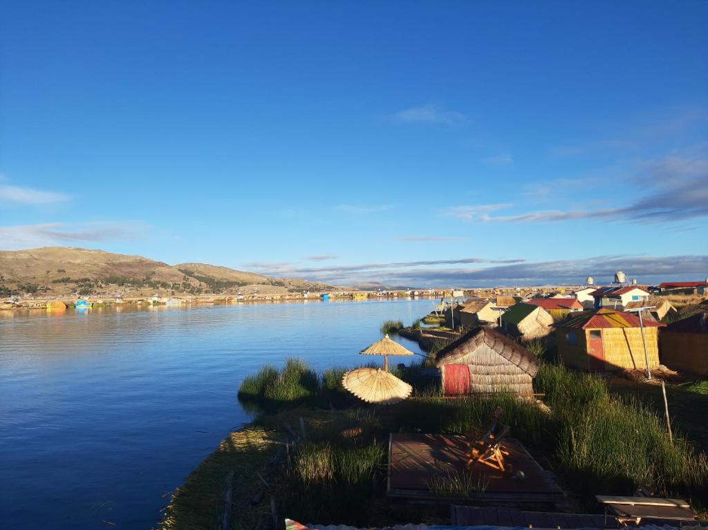 普诺Quechua lodge Titicaca的享有河滨房屋的景色