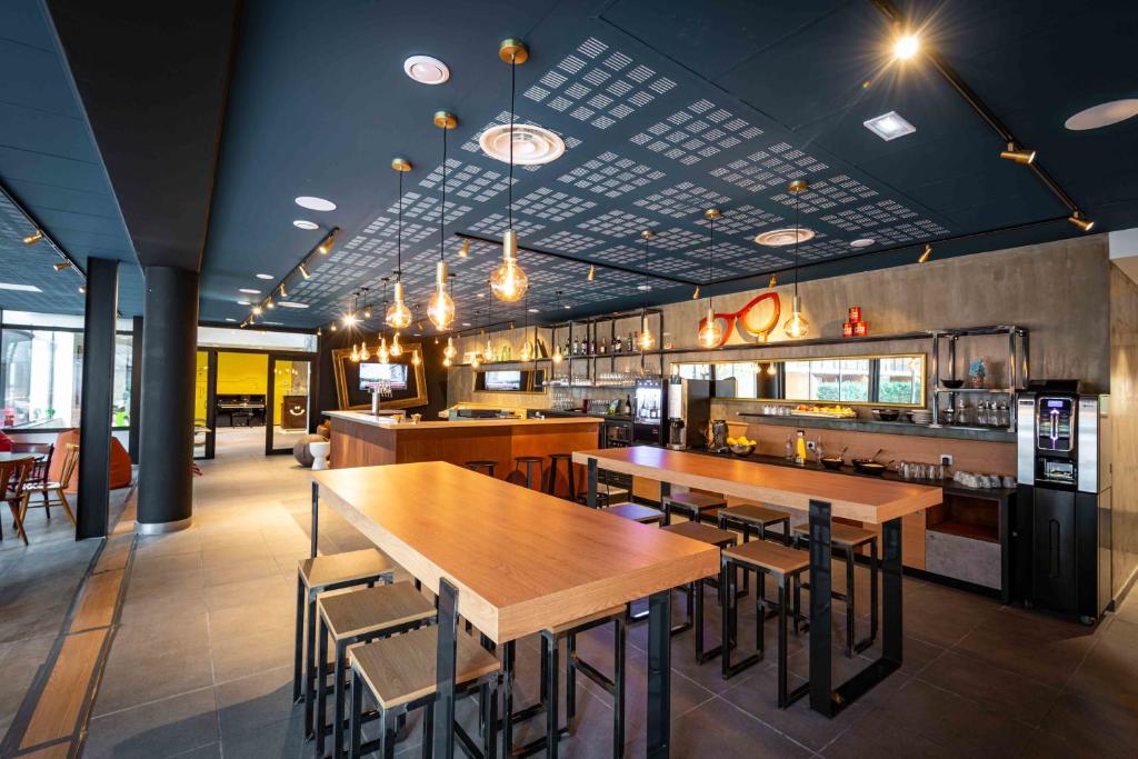 Apparthotel Le Hüb Grenoble餐厅或其他用餐的地方