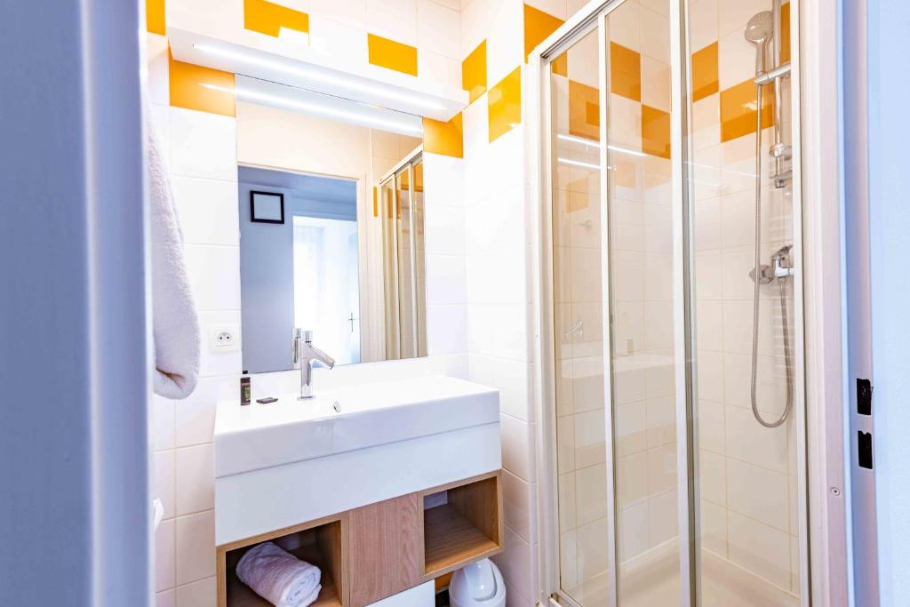 Apparthotel Le Hüb Grenoble的一间浴室