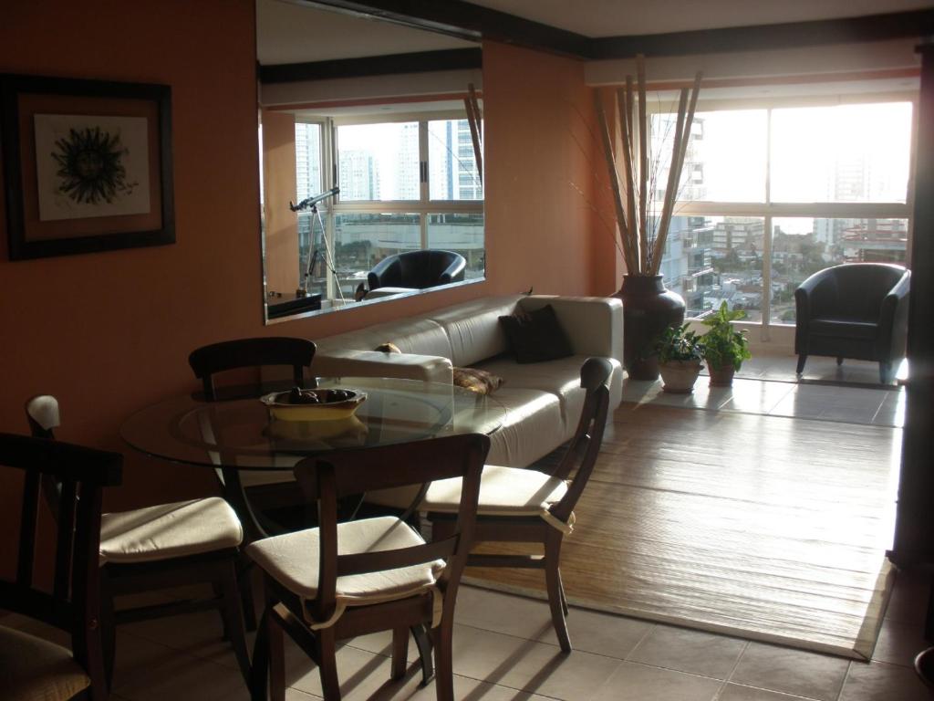 埃斯特角城Edificio LONG BEACH的客厅配有桌子和沙发