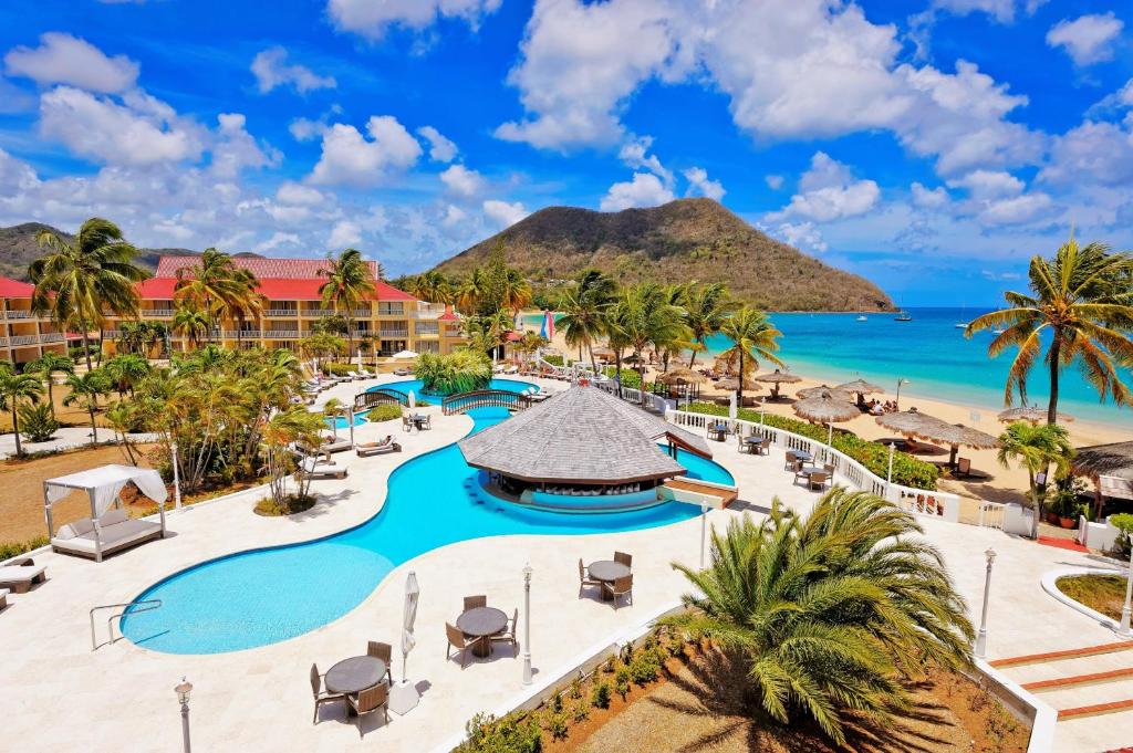 格罗斯岛Mystique St Lucia by Royalton的享有度假胜地的空中景致,设有游泳池和海滩