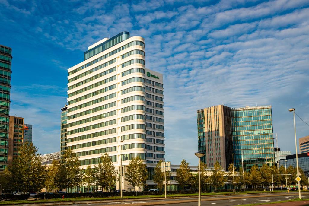 阿姆斯特丹阿姆斯特丹竞技场塔智选假日酒店的城市中高大的白色建筑