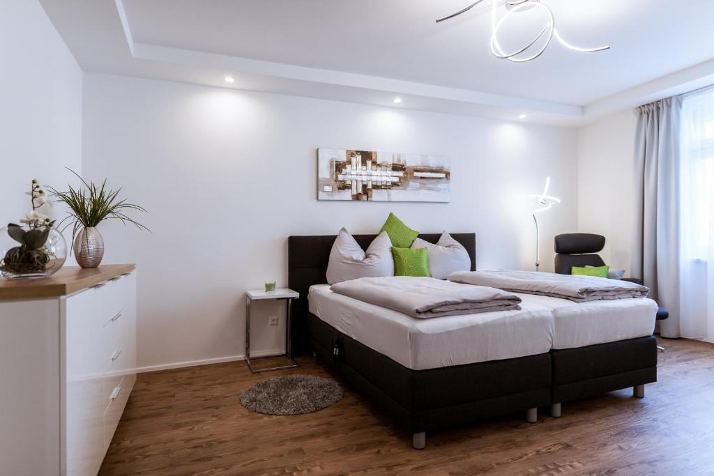 格拉茨MH Living - 11 - Modern Living Dream in Center的卧室配有白色墙壁和木地板。