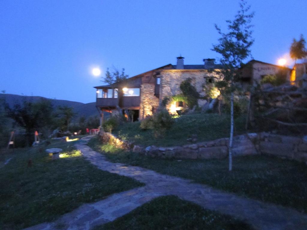 OrellánLouteiro de las Médulas的夜晚的石头房子,天空中月亮