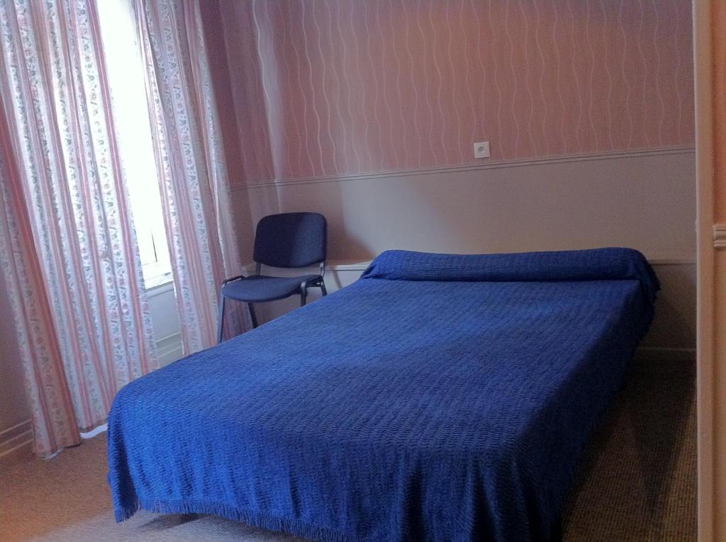 巴黎艺术酒店的一间卧室配有蓝色的床和蓝色椅子