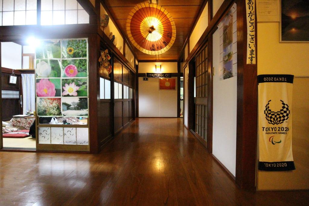 鹤冈市Ohanabatake的墙上画作的空走廊