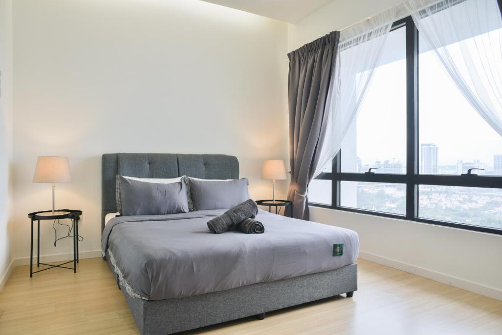 梳邦再也USJ One Subang Jaya by Widebed的一间卧室设有一张大床和大窗户