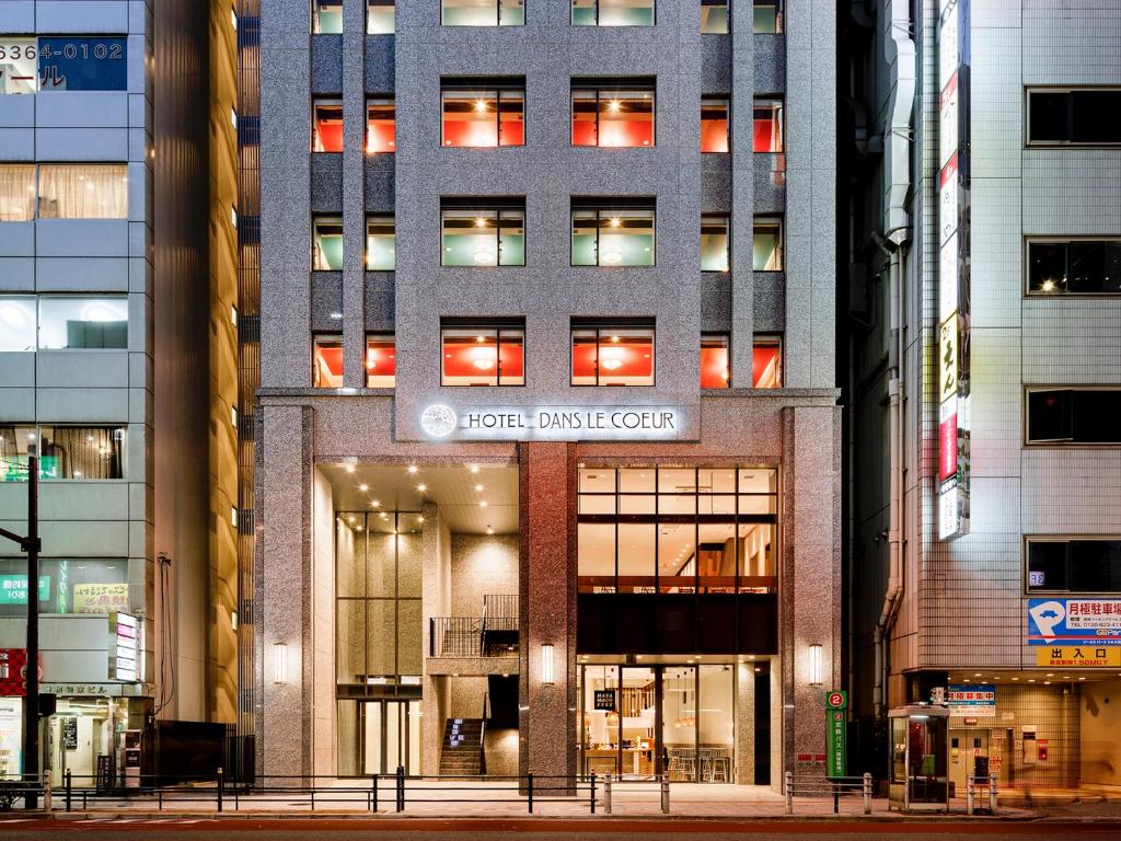 大阪Hotel Dans Le Coeur Osaka Umeda的前面有标志的建筑