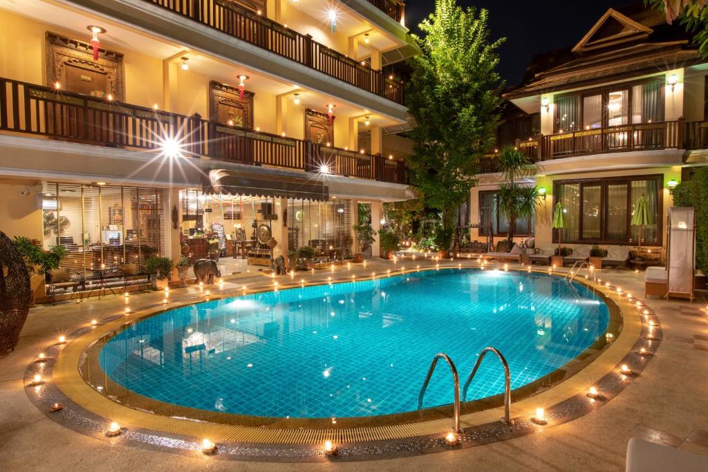 清迈@清迈酒店- SHA Extra Plus的夜间酒店的大型游泳池
