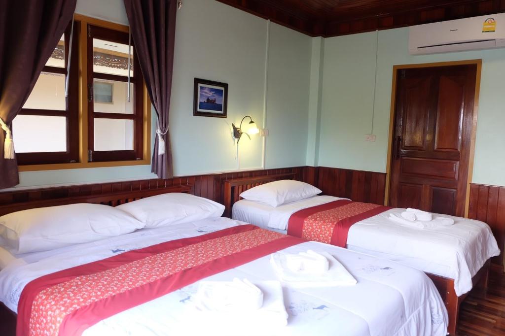 Ko Sukon亚塔阿SPA度假酒店的带窗户的客房内的两张床