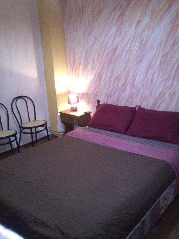 科孚镇Sun Corfu near the airport的卧室配有一张床和一张桌子及椅子