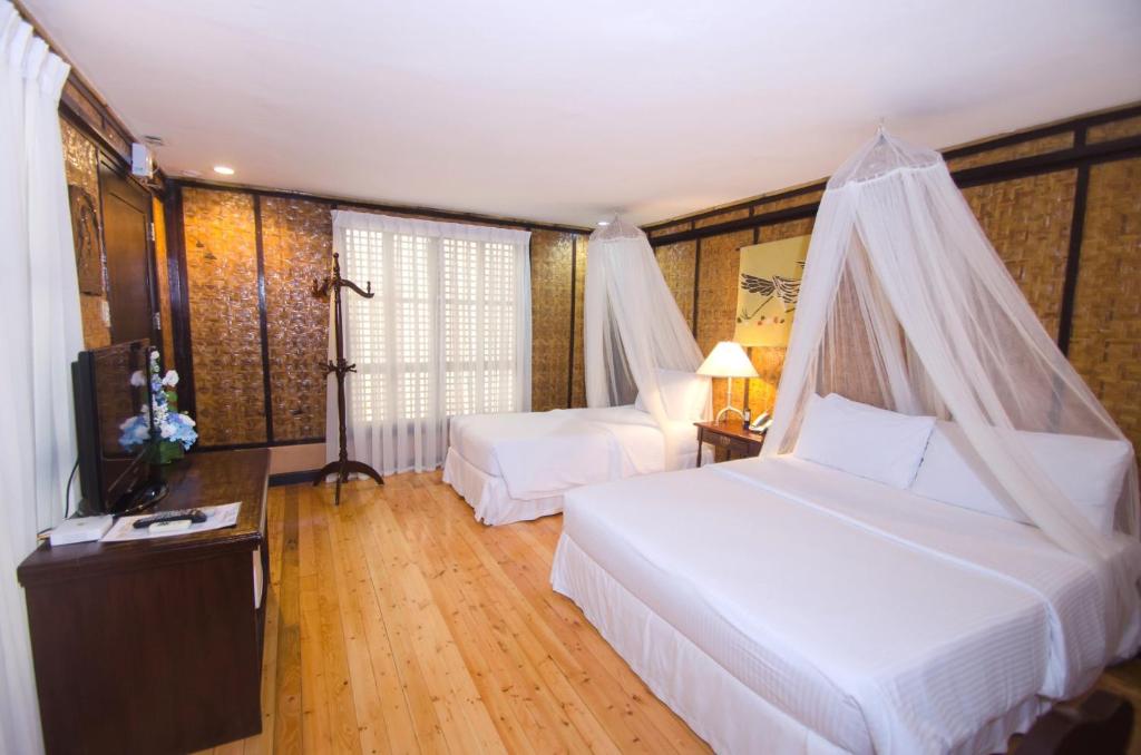 长滩岛海风度假酒店的酒店客房设有两张床和电视。