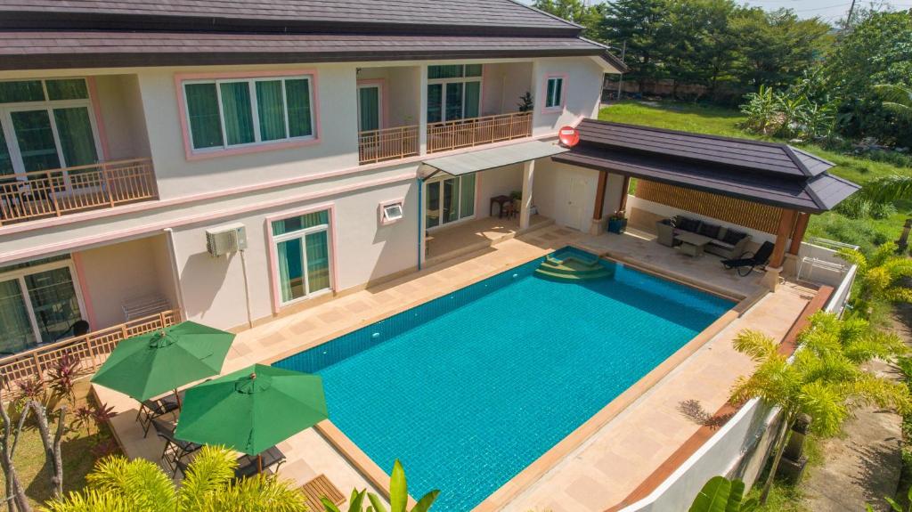 查龙Phuket9 Residence的享有带游泳池的房屋的空中景致