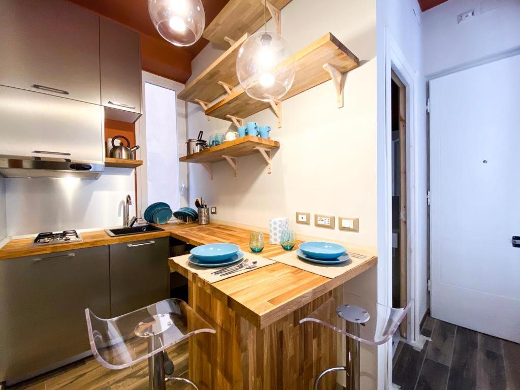 热那亚A 2 PASSI DAL CENTRO的厨房配有带蓝色板的木制柜台
