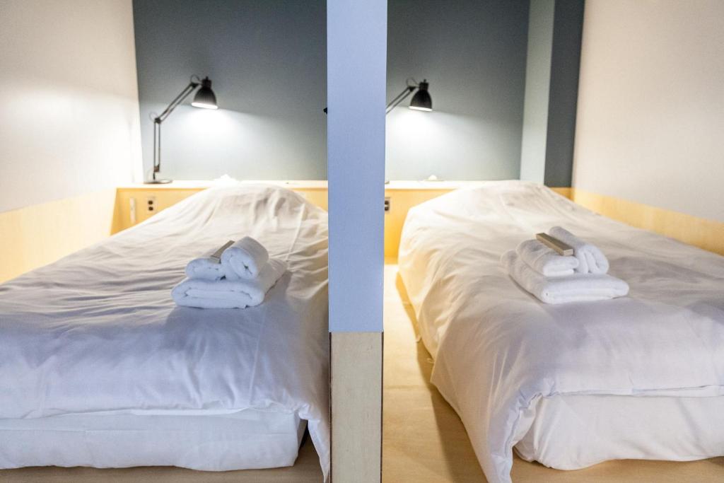 福山Area Inn Fushimicho Fukuyama Castle Side 2-8的卧室两张图片,床上配有毛巾