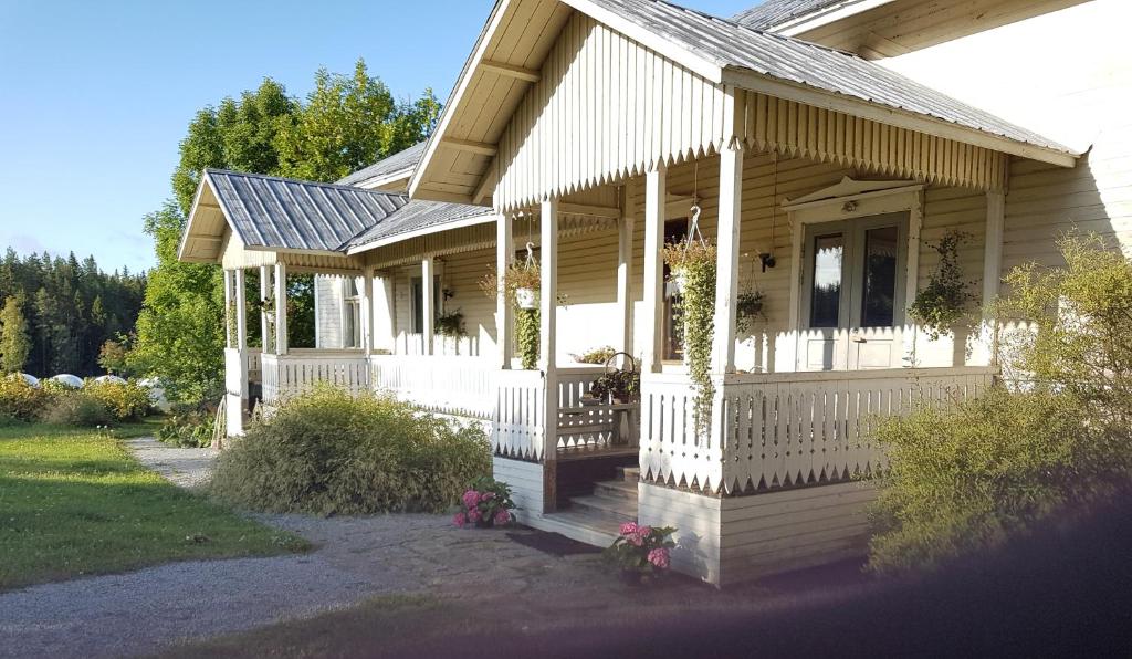 KärkkääläRanta-Keurula的白色的小房子,设有门廊和门廊