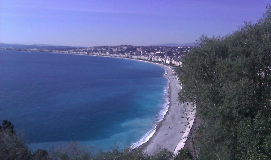 尼斯Capitole Bleu的享有海滩和大海的景色