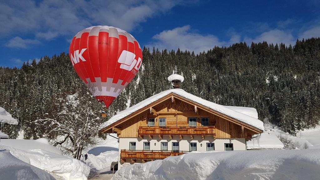 费尔兹姆斯堡恩霍夫克拉尔恩霍夫酒店的飞过雪中房子的热气球