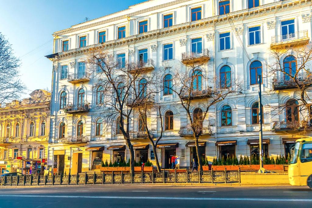 第比利斯拉斯塔维利酒店的白色的大建筑,街道上设有蓝色窗户
