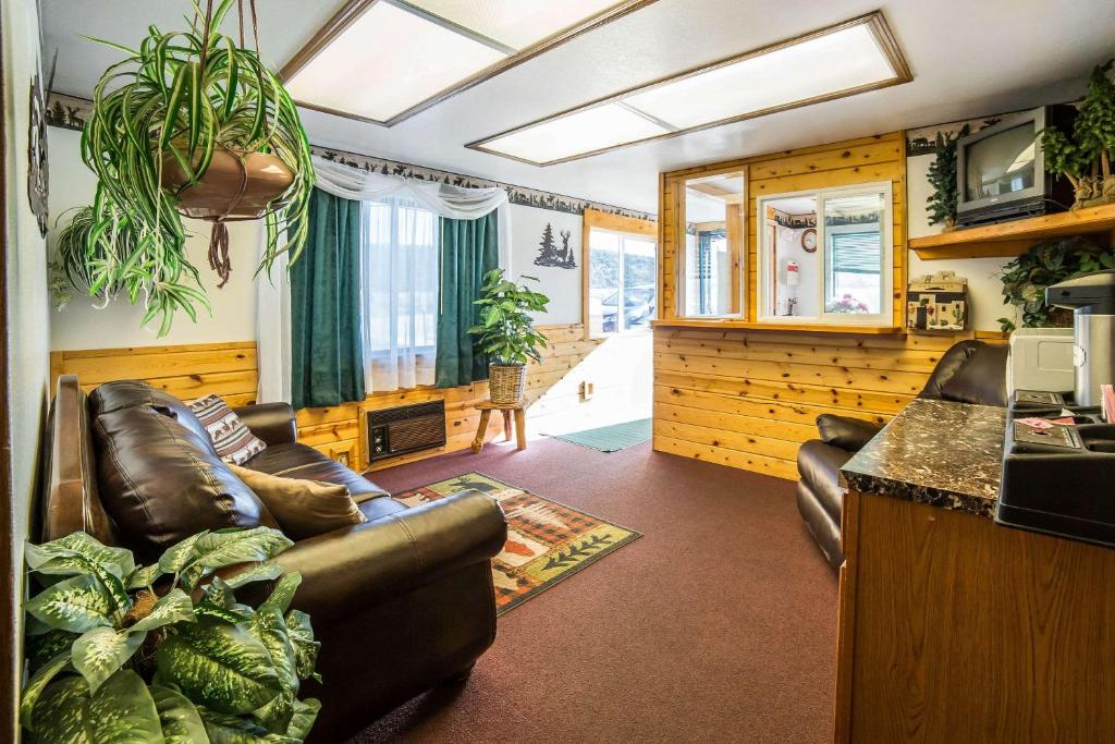 潘圭奇罗德威布莱斯峡谷酒店的客厅配有真皮沙发和桌子