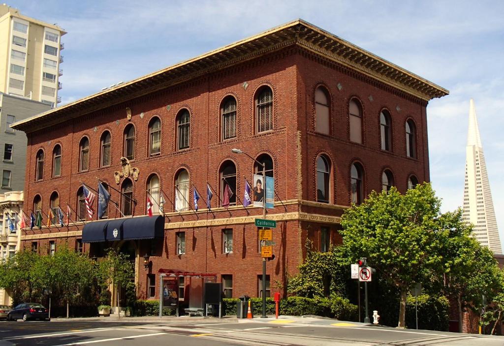 旧金山旧金山大学俱乐部酒店的城市街道上一座大型红砖建筑