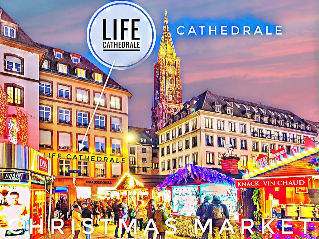 斯特拉斯堡LIFE CATHEDRALE City-Center Place Gutenberg的一座城市,设有圣诞市场和钟楼