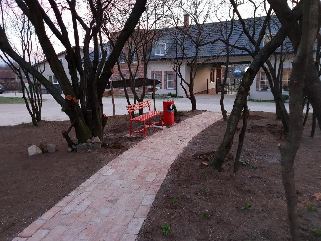 Žabokreky nad Nitrouu Ďurkových的坐在房子前面砖路上的红色长凳