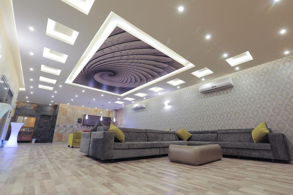 布赖代Al Saraya Chalet Families Only的带沙发和天花板的客厅