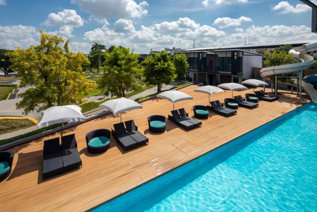 亚兰旁特拉维罗酒店 的游泳池旁的一排椅子和遮阳伞