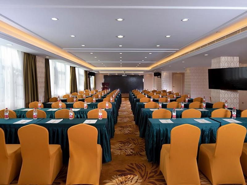 Zhangjiang维也纳国际酒店 (湖南常德桃源龙八店)的一间会议室,配有桌椅和屏幕