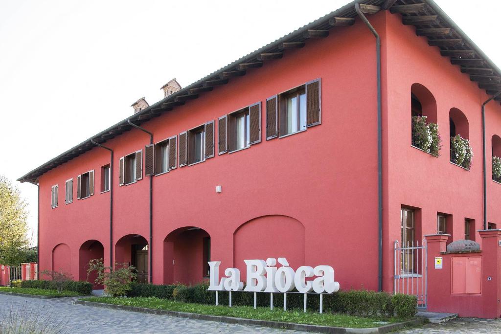 塞拉伦加达尔巴比奥卡农家乐的一座红色的建筑,上面写着“博卡”字样