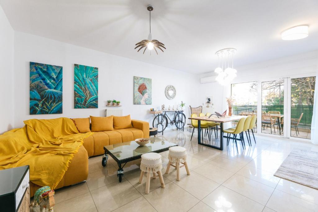 塞雷Grand Lux Apartment的客厅配有黄色的沙发和桌子