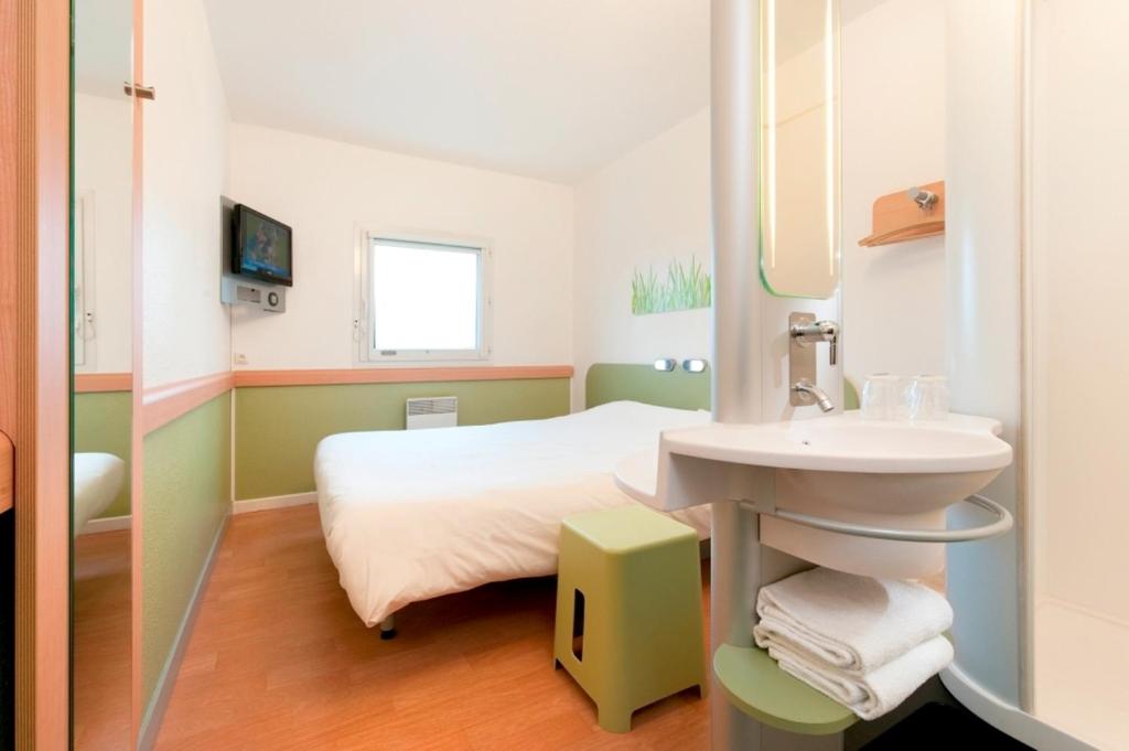 布鲁日布鲁日中央车站宜必思快捷酒店的一间医院间,配有床和水槽