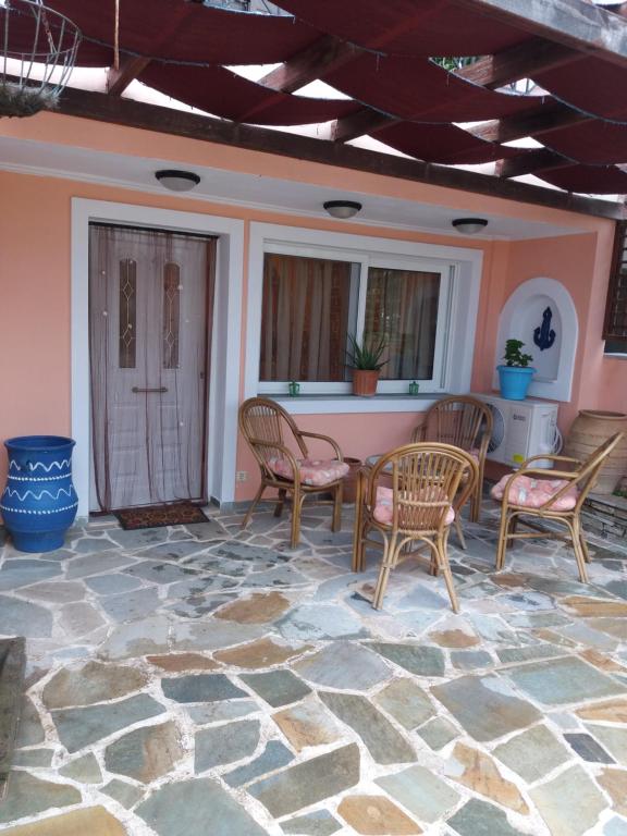 马尔马里Marmari vacation flat的石头地板上带桌椅的庭院