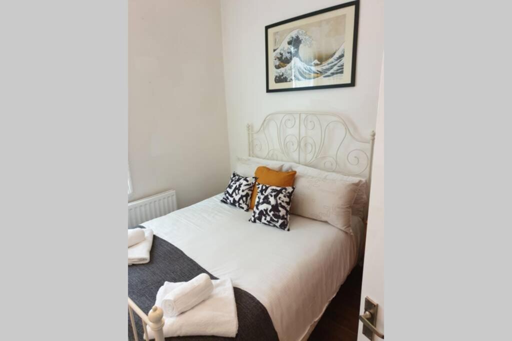 南希尔兹South Shield's Hidden Gem Garnet 3 Bedroom Apartment sleeps 6 Guests的卧室配有带枕头的白色床