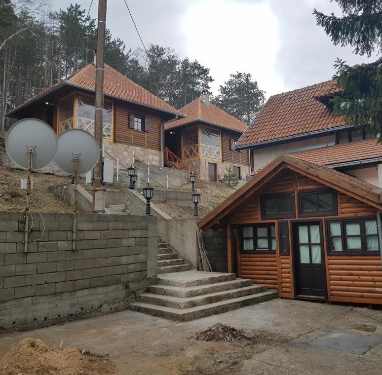 迪瓦伊巴雷Apartmani Milojević的房子前面有楼梯的房子