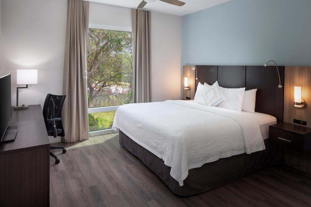 维洛海滩Star Suites - An Extended Stay Hotel的一间设有大床和窗户的酒店客房