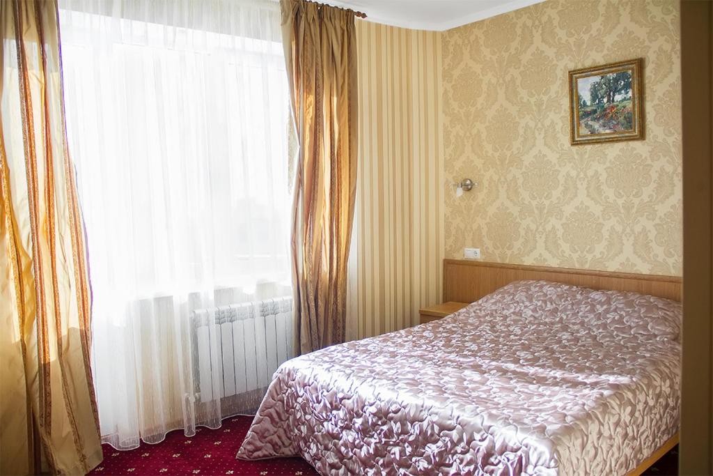 斯塔夫罗波尔帕利提亚旅馆的一间卧室设有一张床和一个大窗户
