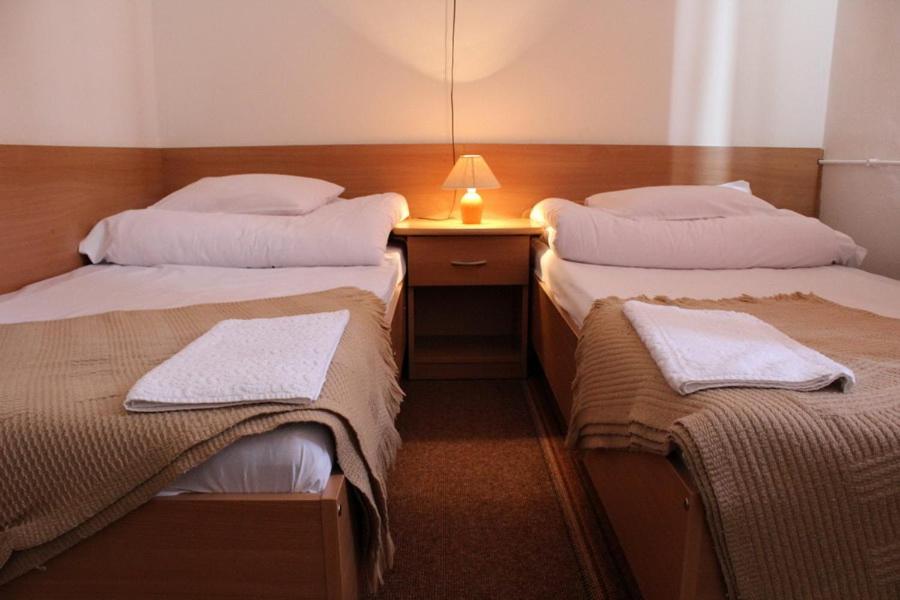 普热梅希尔欧洲酒店的客房设有两张床和一张带台灯的书桌。