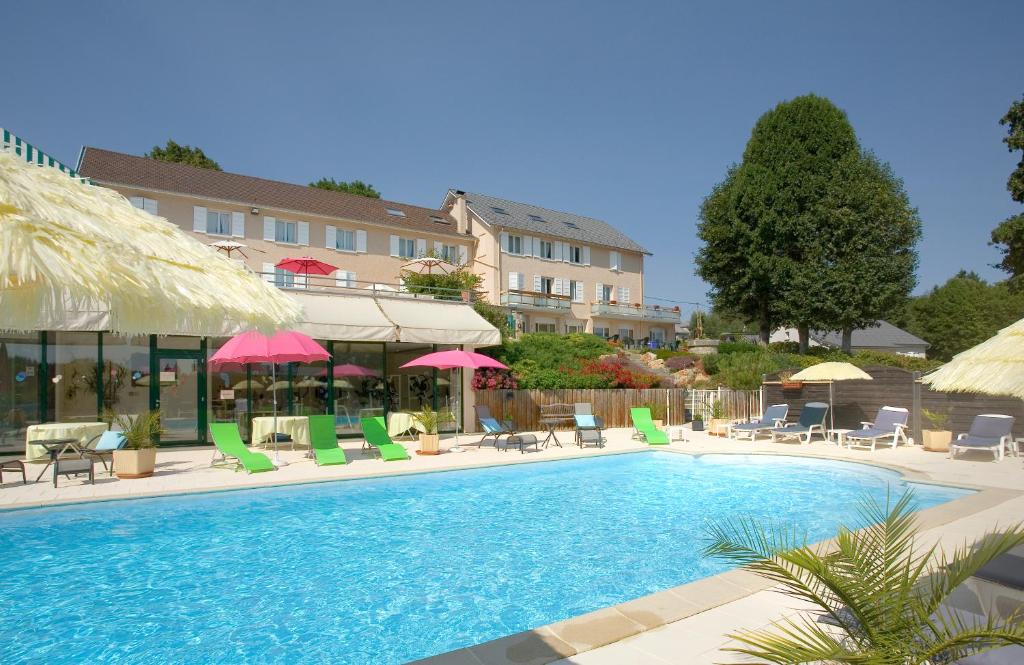 利尼翁河畔勒尚邦贝尔霍里赞酒店的一个带椅子和遮阳伞的游泳池