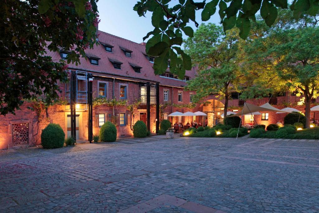 Wartenberg-Rohrbach施洛斯伯格穆尔旅馆的一座大建筑前的庭院