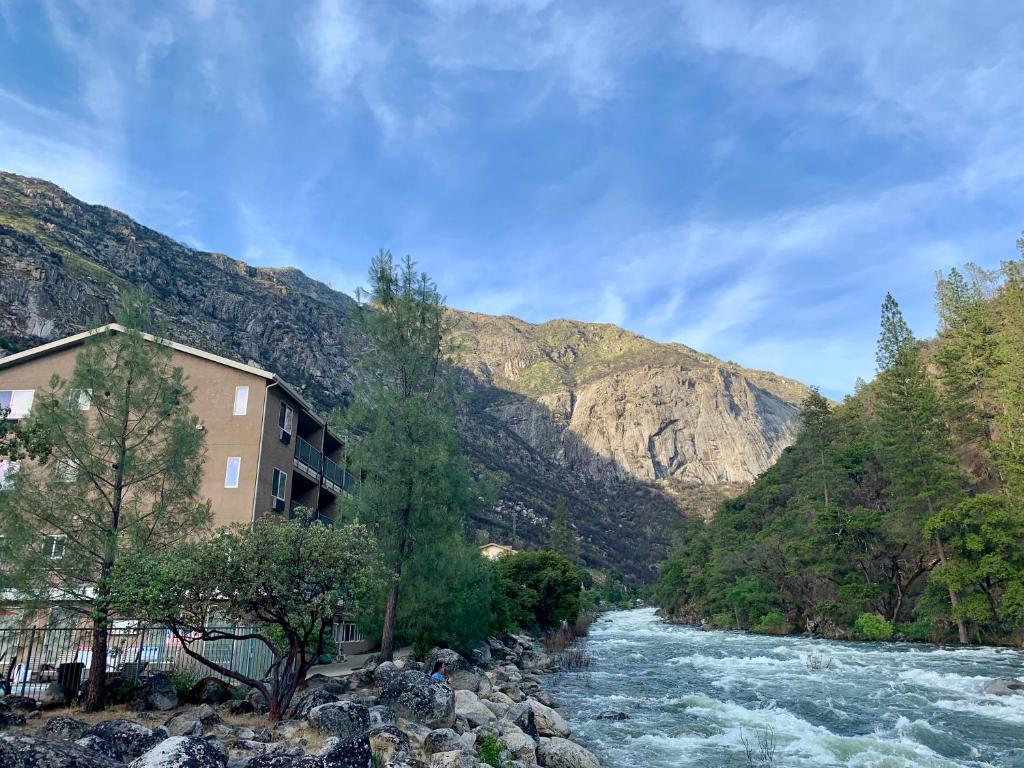 山林小屋周边自然景观