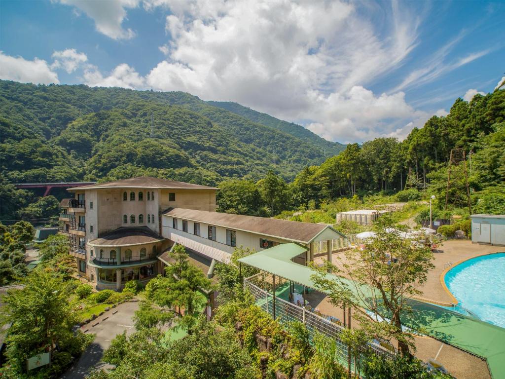 箱根哈空恩诺莫瑞欧卡达酒店的享有带游泳池的度假村的空中景致