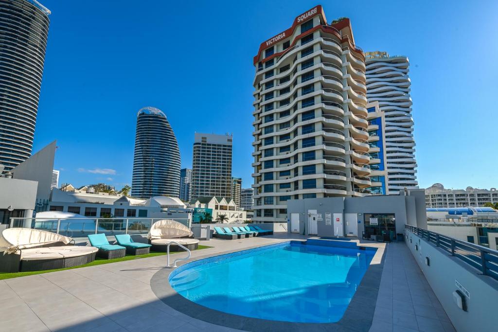 黄金海岸维多利亚广场酒店式公寓的一座高楼屋顶上的游泳池
