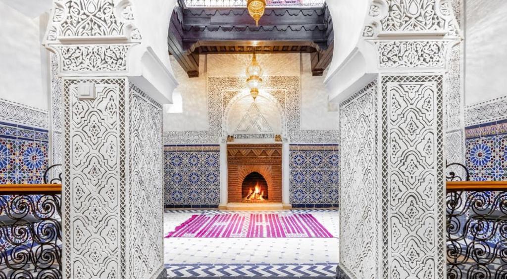 马拉喀什Riad Medina Art & Suites的一间位于清真寺内的客房,配有蓝色和白色的瓷砖