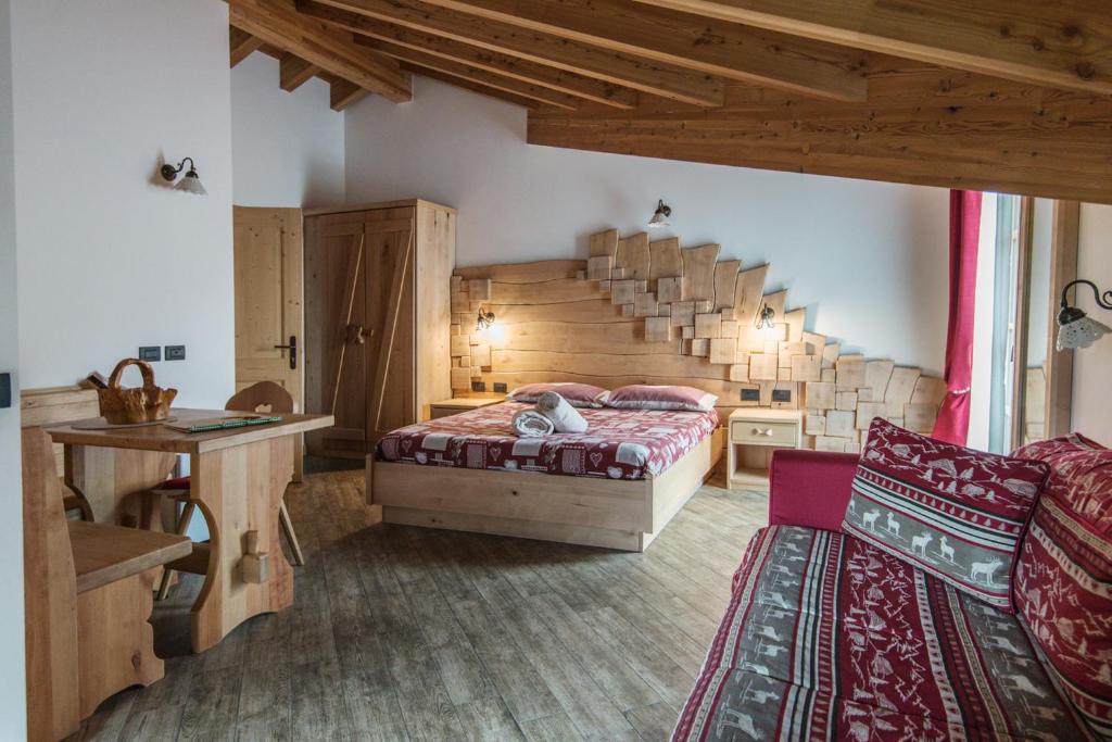 GiustinoAgriturismo Dalla Natura la Salute的一间卧室设有两张床和木制楼梯。