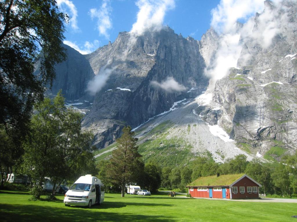翁达尔斯内斯Trollveggen Camping的停在山前田野上的货车