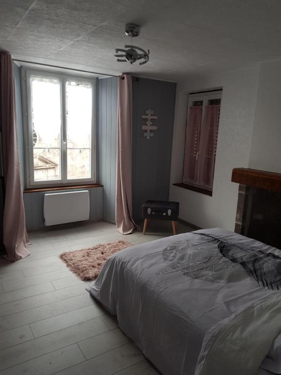 米拉Joli appartement à Murat proche du Lioran Cantal的一间卧室设有一张床和一个大窗户